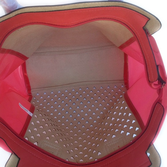 Laser Cut Heart Handbag - Picture 3 of 6